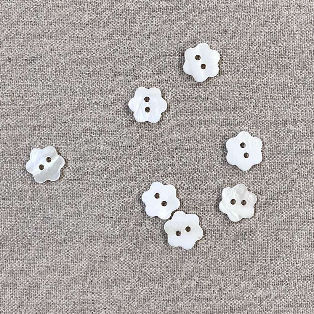 White Shell Buttons-Flower - 18L [4-9]