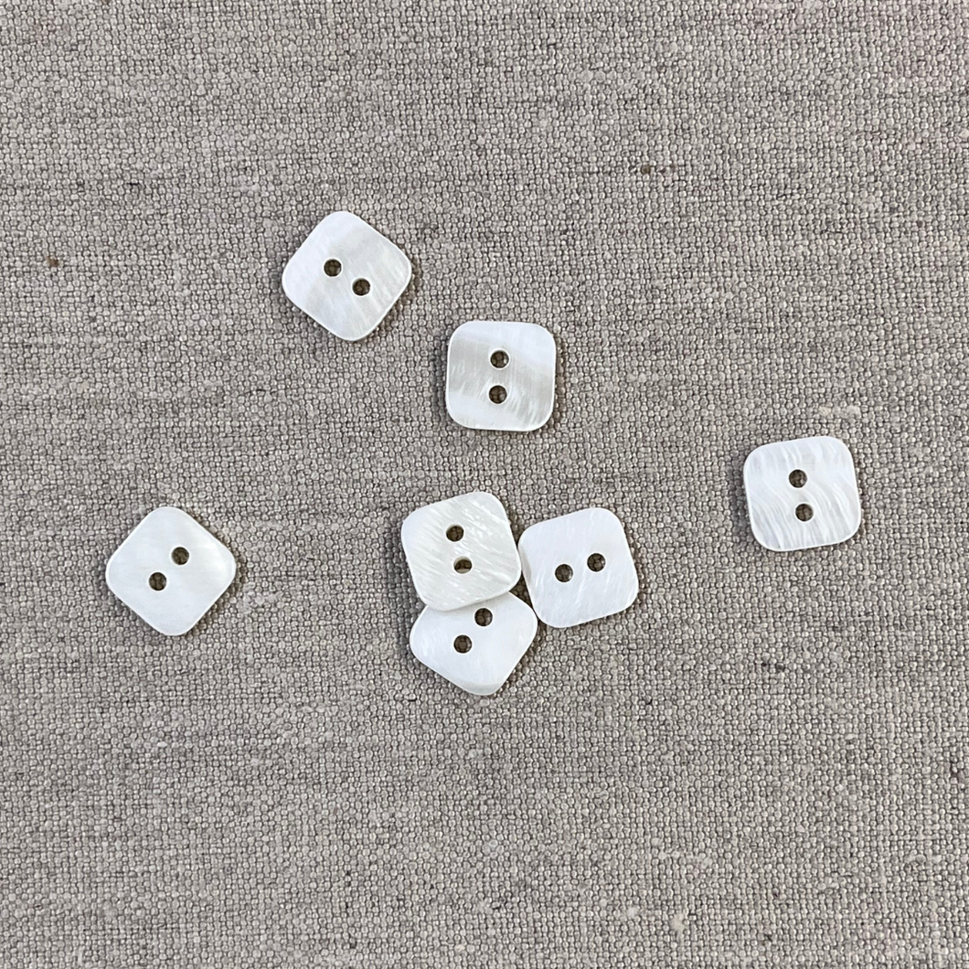 White Shell Buttons-Square - 24L [4-9]