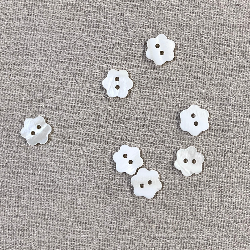 White Shell Buttons-Flower - 18L